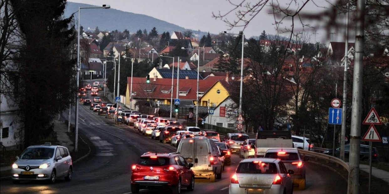 Éjszakai forgalomkorlátozás a 11-es főúton – jelzőlámpa-építési munkák Szentendrén