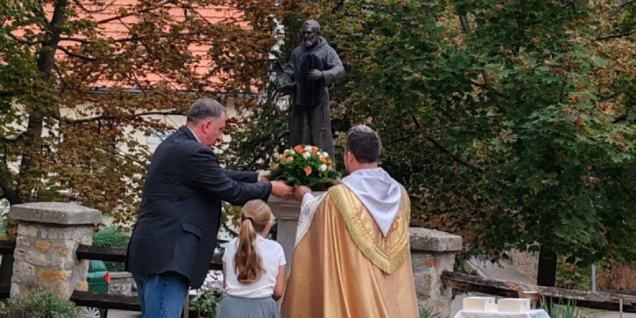 Szent Pio atya szobrát avatták fel a templomkertben