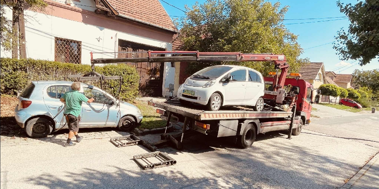 Elszállították az Ady Endre utcából is a roncs autókat
