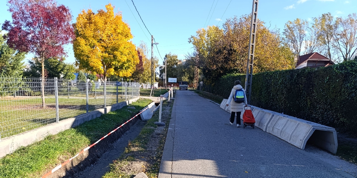 Épül a járda a Rózsa utcában