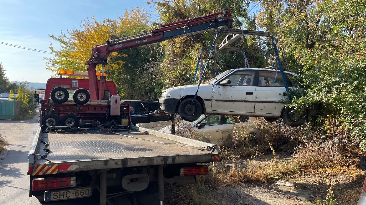 Elszállítják a közterületen hagyott autókat