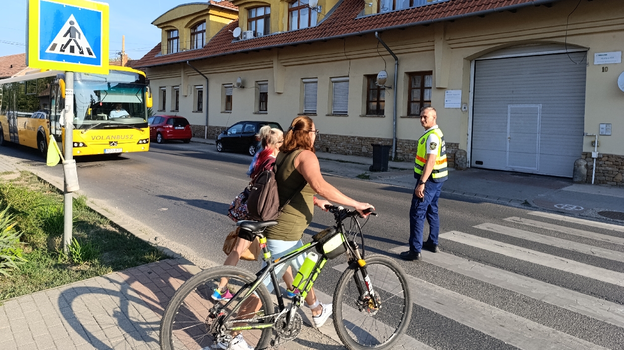 Közterület-felügyelők segítik a biztonságos iskolakezdést 