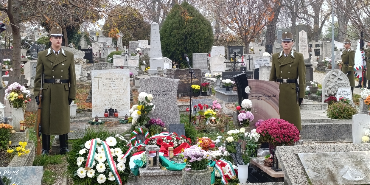 Felavatták Varga János, városunk1956-os hősének sírkövét